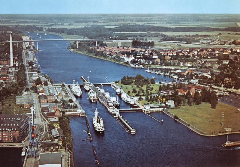 File:Kieli kanal_Holtenau lüüsid.jpg